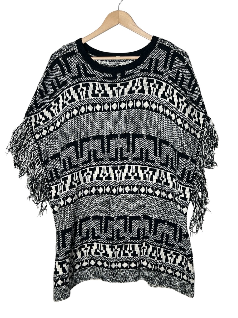Gianni Bini Black & Cream Geometric Fringe Poncho Sweater size medium M B123